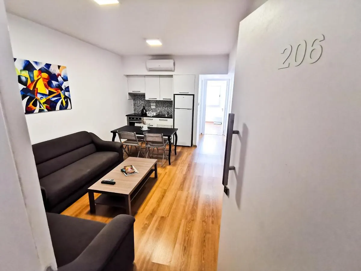 Daze Off Central Apartment, 300M To The Finikoudes Beach Larnaca Apartment